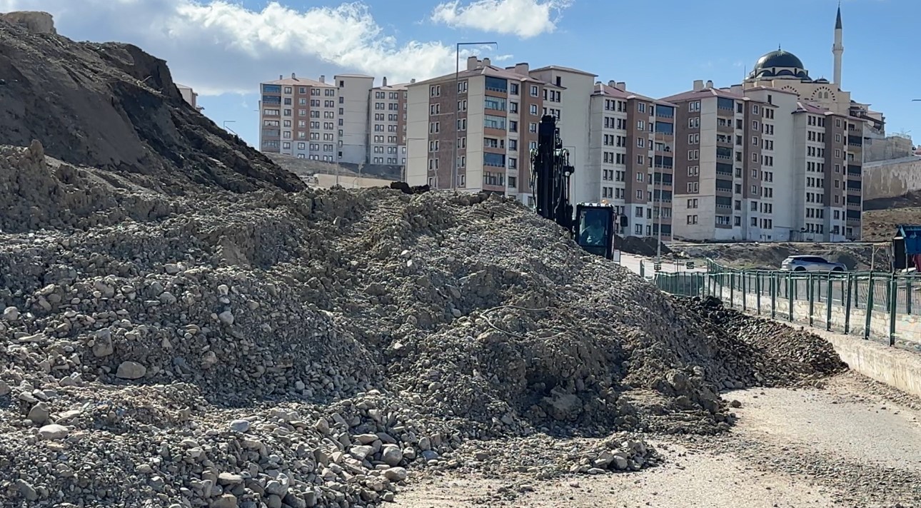 Yüksekova’da toprak kayması: Pizok yolu 18 gündür kapalı
