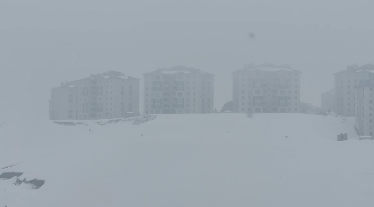 Yüksekova’da uçak seferlerine sis ve kar engeli
