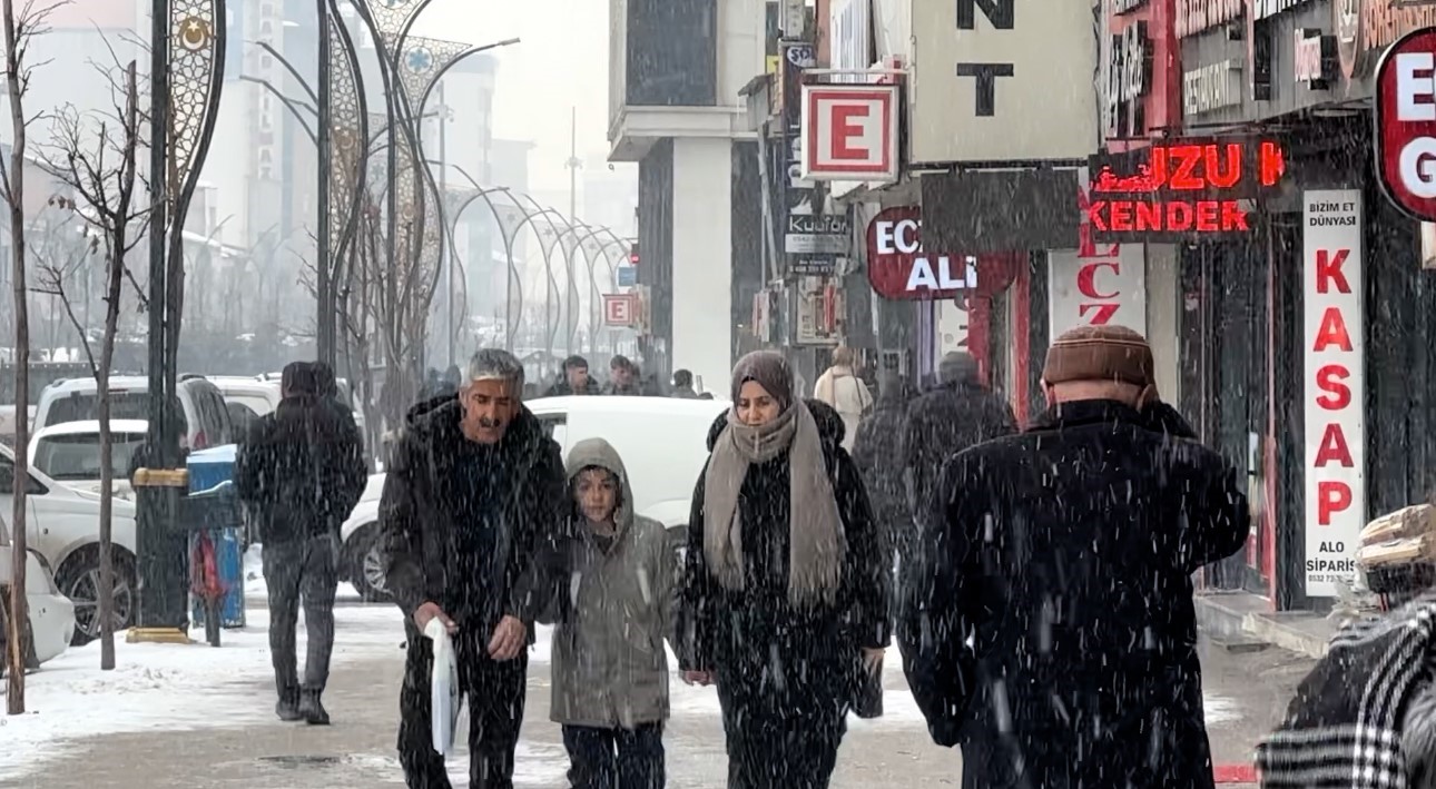 Yüksekova’da uçak seferlerine sis ve kar engeli
