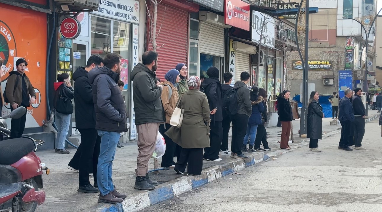 Yüksekova’da ulaşım krizi: Şehir içi servisler kontak kapattı
Yüksekova’da ulaşım krizi: Şehir içi servisler kontak kapattı