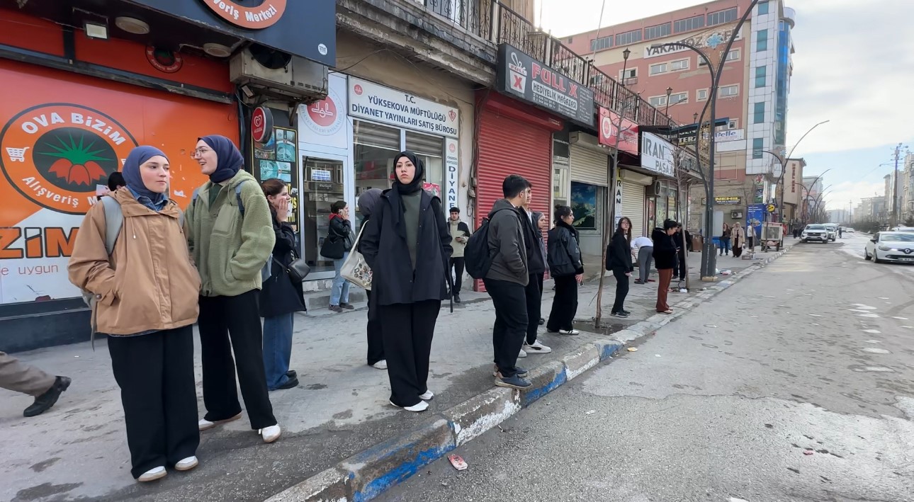 Yüksekova’da ulaşım krizi: Şehir içi servisler kontak kapattı
Yüksekova’da ulaşım krizi: Şehir içi servisler kontak kapattı