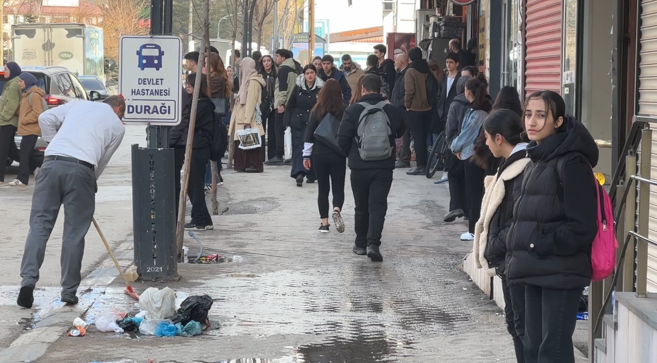 Yüksekova’da ulaşım krizi: Şehir içi servisler kontak kapattı
Yüksekova’da ulaşım krizi: Şehir içi servisler kontak kapattı