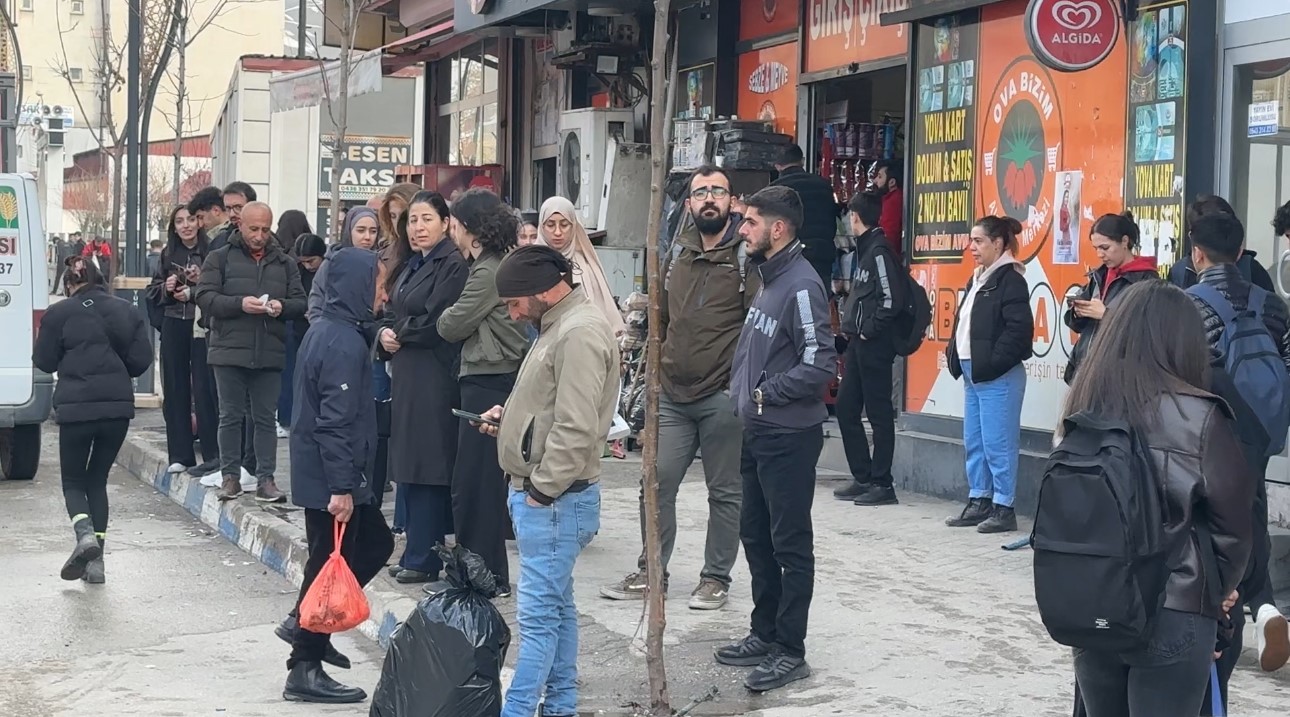 Yüksekova’da ulaşım krizi: Şehir içi servisler kontak kapattı
Yüksekova’da ulaşım krizi: Şehir içi servisler kontak kapattı