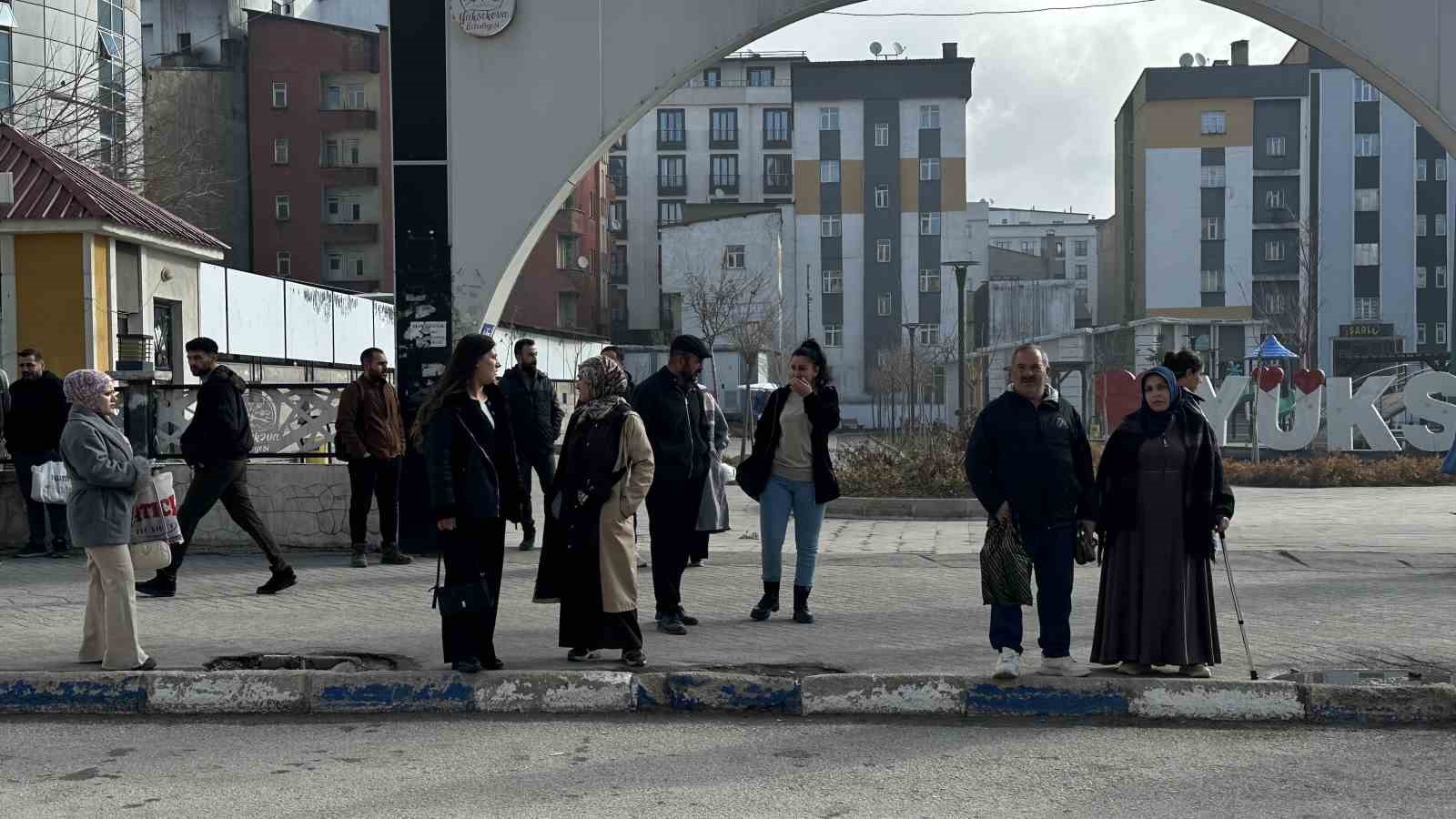 Yüksekova’da ulaşım krizi: Şehir içi servisler kontak kapattı
Yüksekova’da ulaşım krizi: Şehir içi servisler kontak kapattı