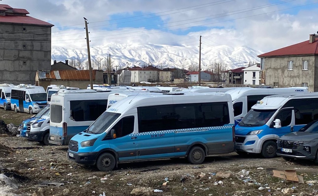 Yüksekova’da ulaşım krizi: Şehir içi servisler kontak kapattı
Yüksekova’da ulaşım krizi: Şehir içi servisler kontak kapattı
