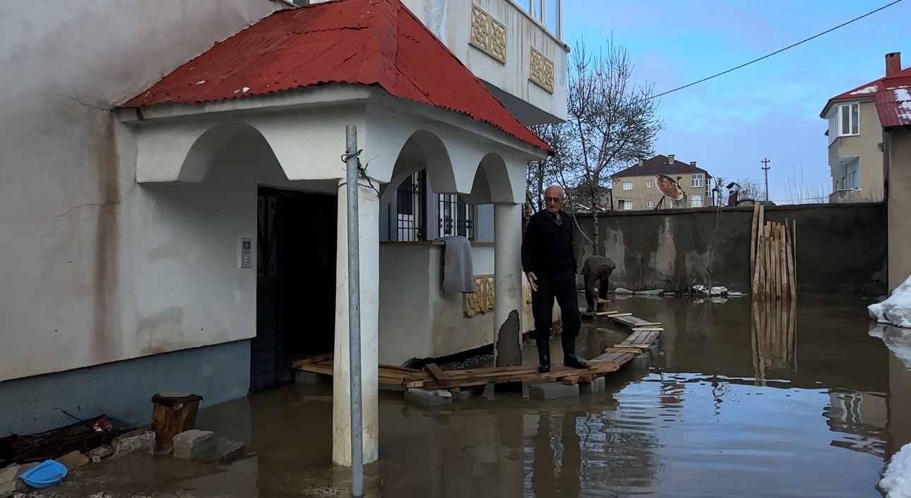 Yüksekova’da Venedik çilesi: Evlere giriş tahtadan köprülerle sağlanıyor
