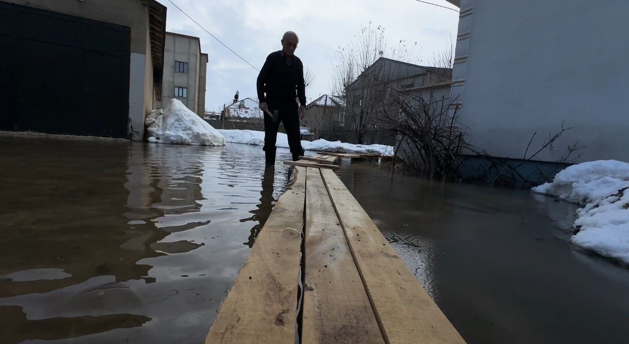 Yüksekova’da Venedik çilesi: Evlere giriş tahtadan köprülerle sağlanıyor
