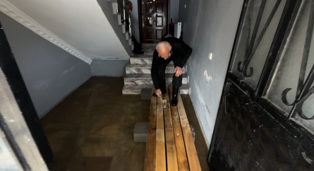 Yüksekova’da Venedik çilesi: Evlere giriş tahtadan köprülerle sağlanıyor
