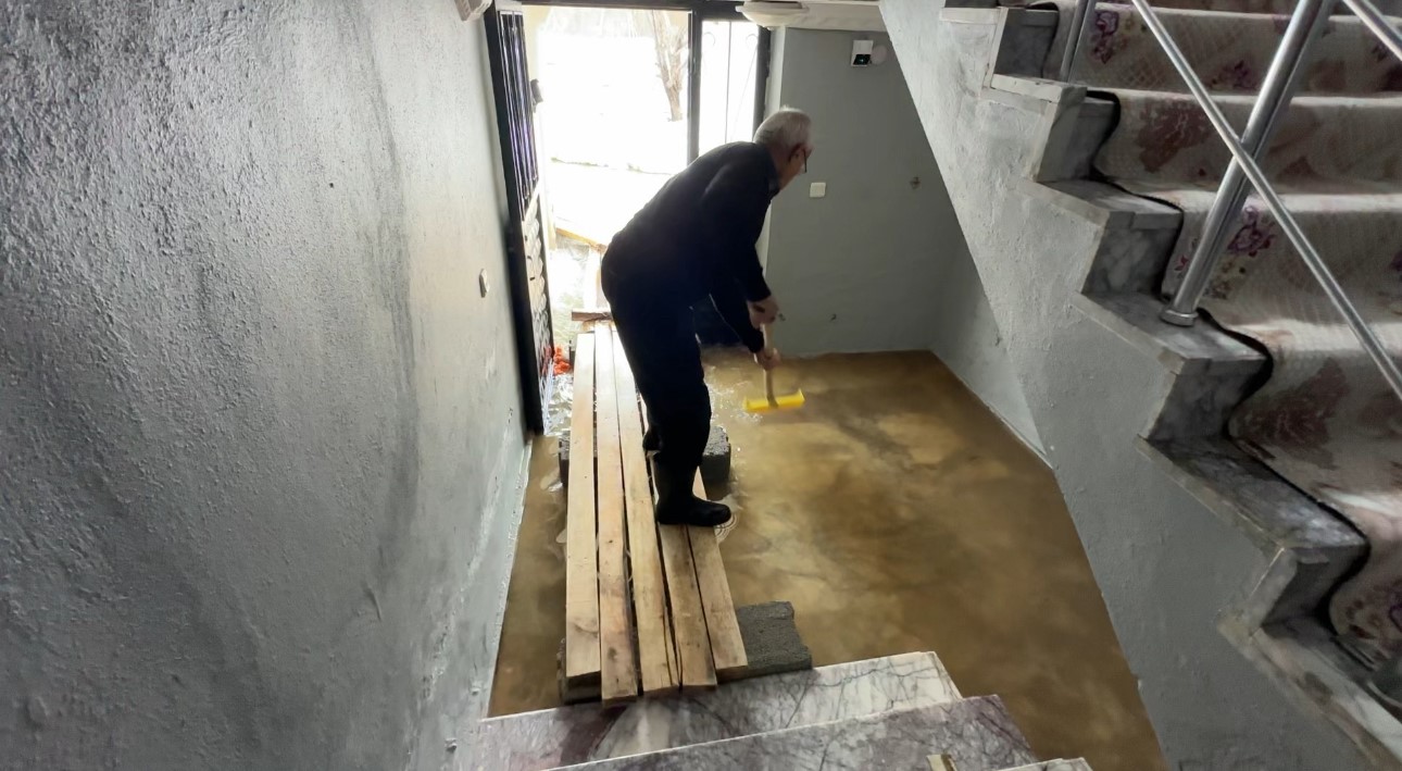 Yüksekova’da Venedik çilesi: Evlere giriş tahtadan köprülerle sağlanıyor
