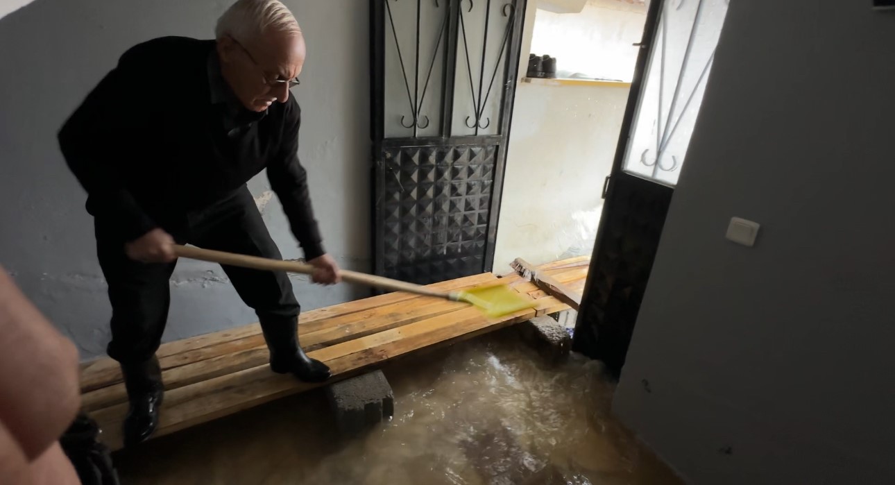 Yüksekova’da Venedik çilesi: Evlere giriş tahtadan köprülerle sağlanıyor
