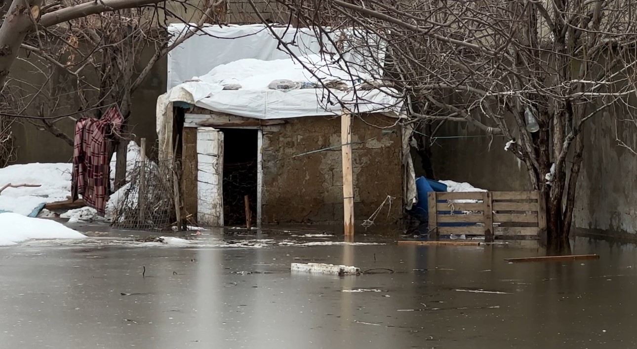 Yüksekova’da Venedik çilesi: Evlere giriş tahtadan köprülerle sağlanıyor
