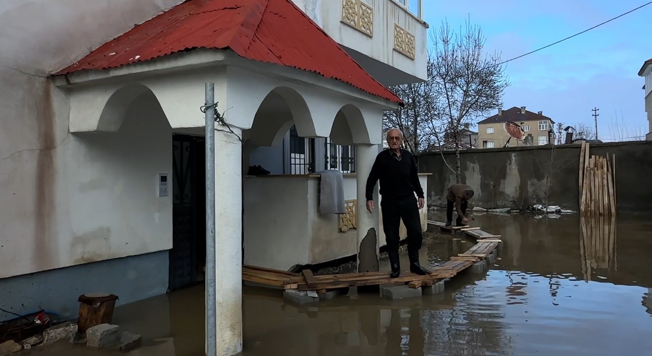 Yüksekova’da Venedik çilesi: Evlere giriş tahtadan köprülerle sağlanıyor
