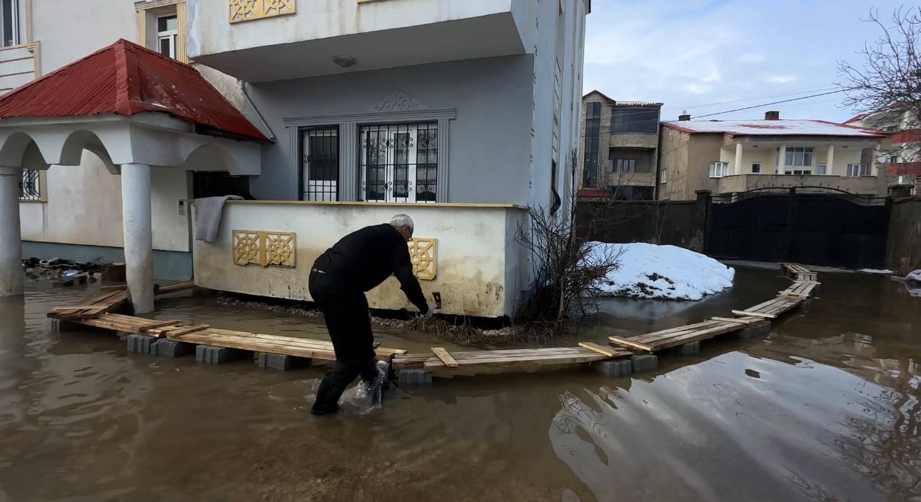 Yüksekova’da Venedik çilesi: Evlere giriş tahtadan köprülerle sağlanıyor
