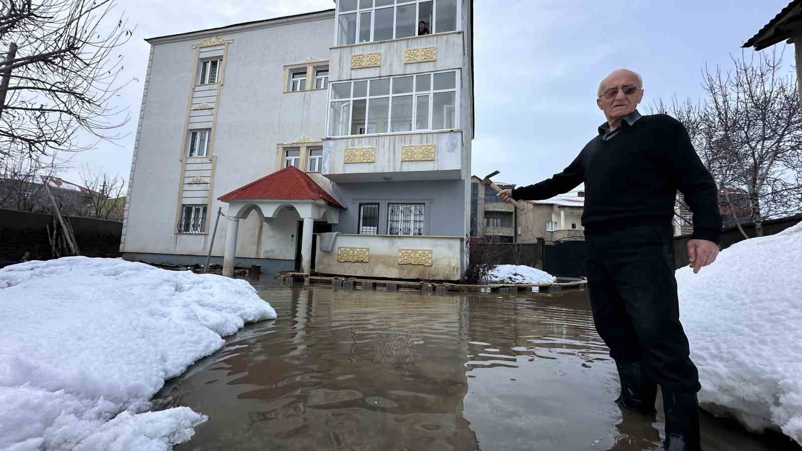 Yüksekova’da Venedik çilesi: Evlere giriş tahtadan köprülerle sağlanıyor
