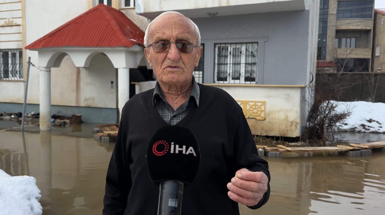 Yüksekova’da Venedik çilesi: Evlere giriş tahtadan köprülerle sağlanıyor
