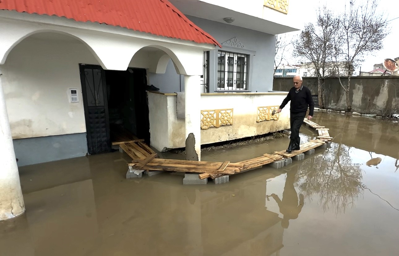 Yüksekova’da Venedik çilesi: Evlere giriş tahtadan köprülerle sağlanıyor
