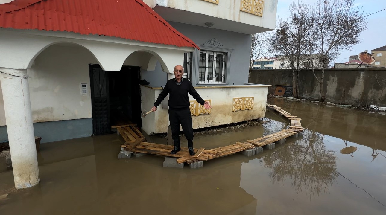 Yüksekova’da Venedik çilesi: Evlere giriş tahtadan köprülerle sağlanıyor
