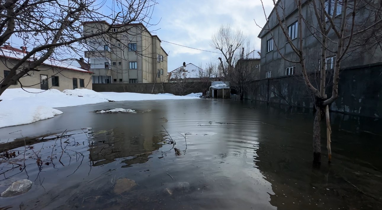 Yüksekova’da Venedik çilesi: Evlere giriş tahtadan köprülerle sağlanıyor
