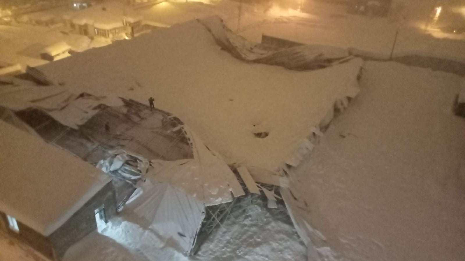 Yüksekova’da yoğun kar nedeniyle halı sahanın çatısı çöktü
Yüksekova’da yoğun kar nedeniyle halı sahanın çatısı çöktü