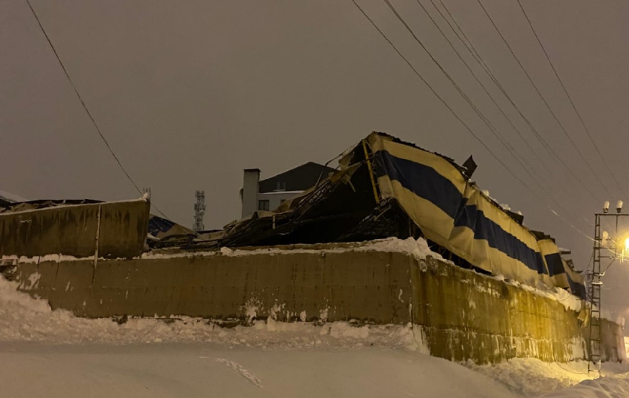 Yüksekova’da yoğun kar nedeniyle halı sahanın çatısı çöktü
Yüksekova’da yoğun kar nedeniyle halı sahanın çatısı çöktü
