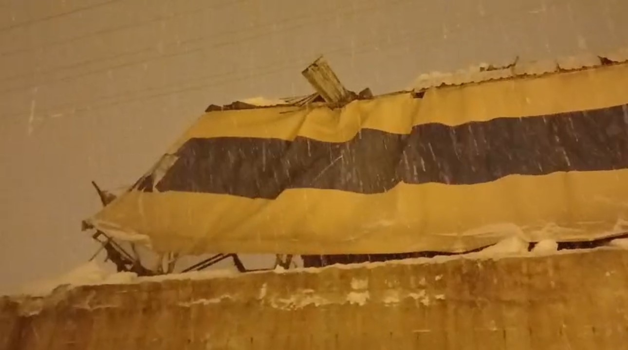 Yüksekova’da yoğun kar nedeniyle halı sahanın çatısı çöktü
Yüksekova’da yoğun kar nedeniyle halı sahanın çatısı çöktü