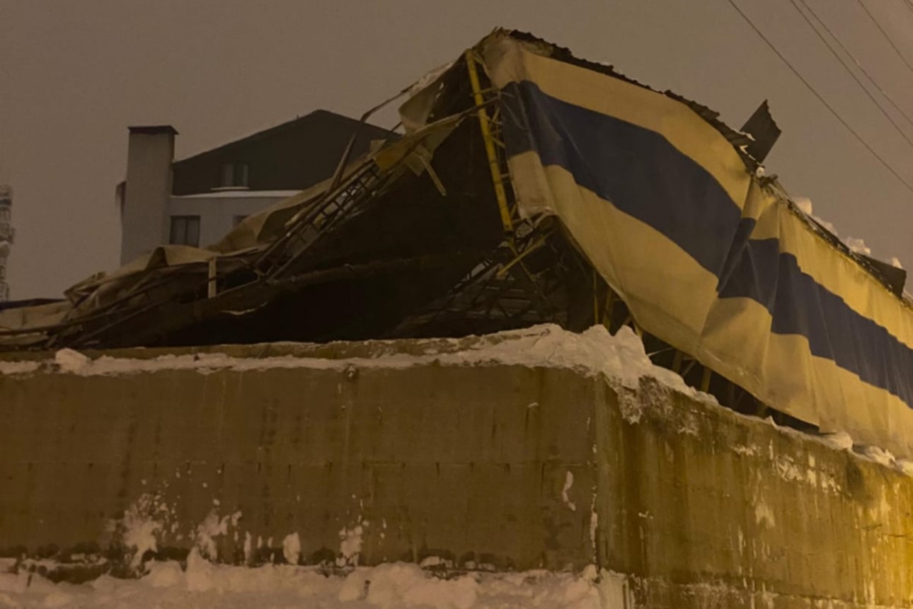 Yüksekova’da yoğun kar nedeniyle halı sahanın çatısı çöktü
Yüksekova’da yoğun kar nedeniyle halı sahanın çatısı çöktü