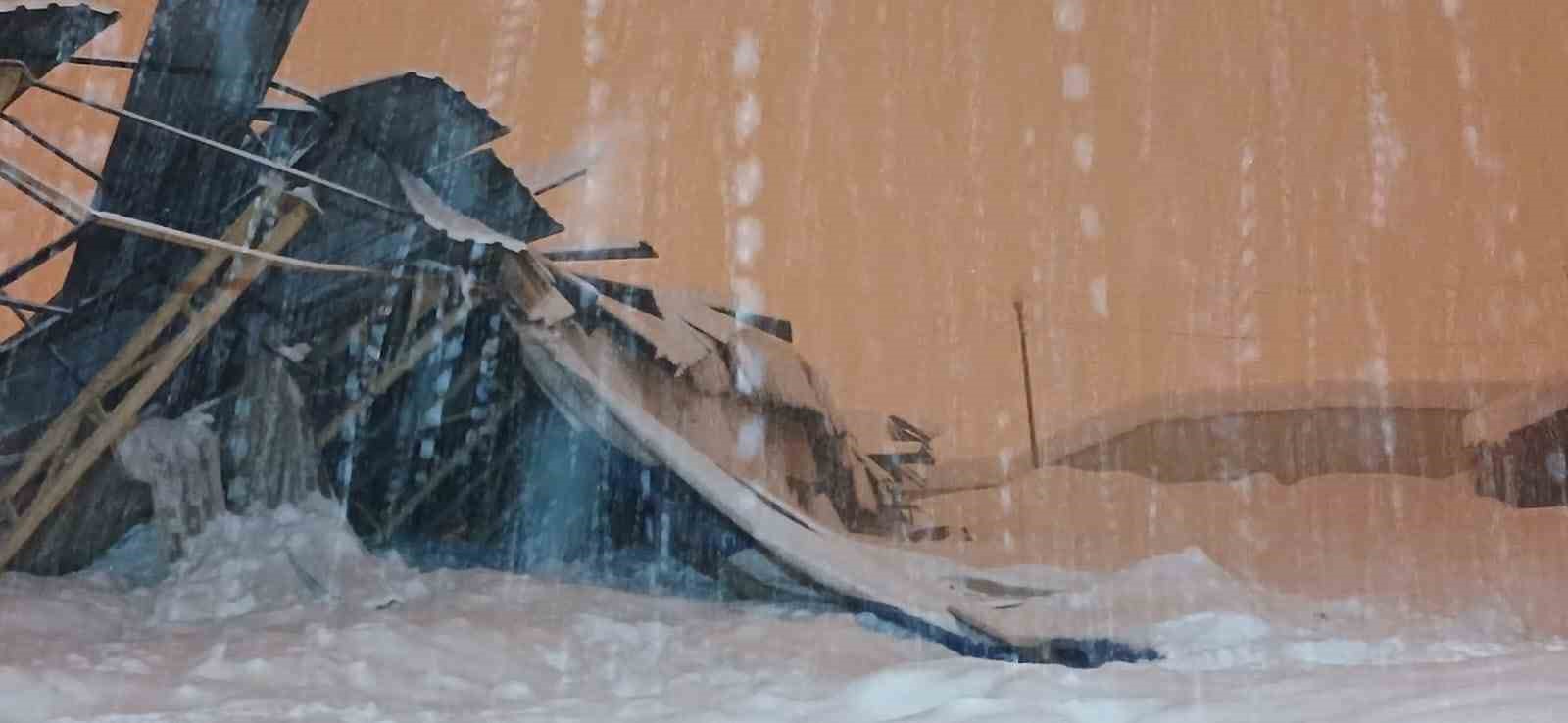 Yüksekova’da yoğun kar nedeniyle halı sahanın çatısı çöktü
Yüksekova’da yoğun kar nedeniyle halı sahanın çatısı çöktü