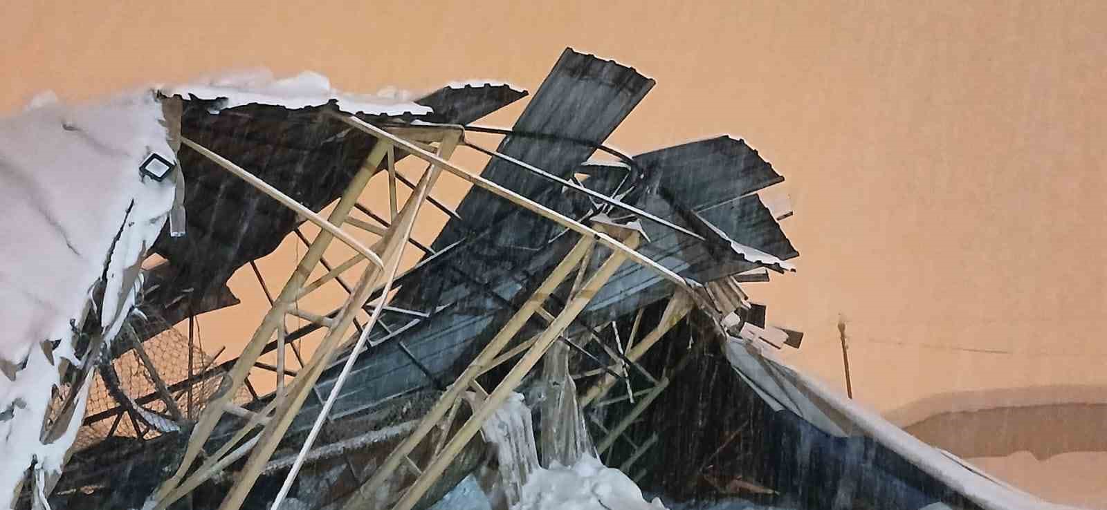 Yüksekova’da yoğun kar nedeniyle halı sahanın çatısı çöktü
Yüksekova’da yoğun kar nedeniyle halı sahanın çatısı çöktü