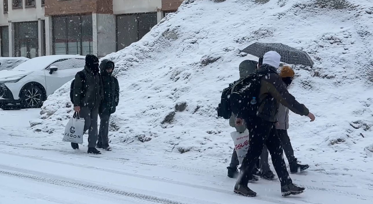 Yüksekova’da yoğun kar yağışı
