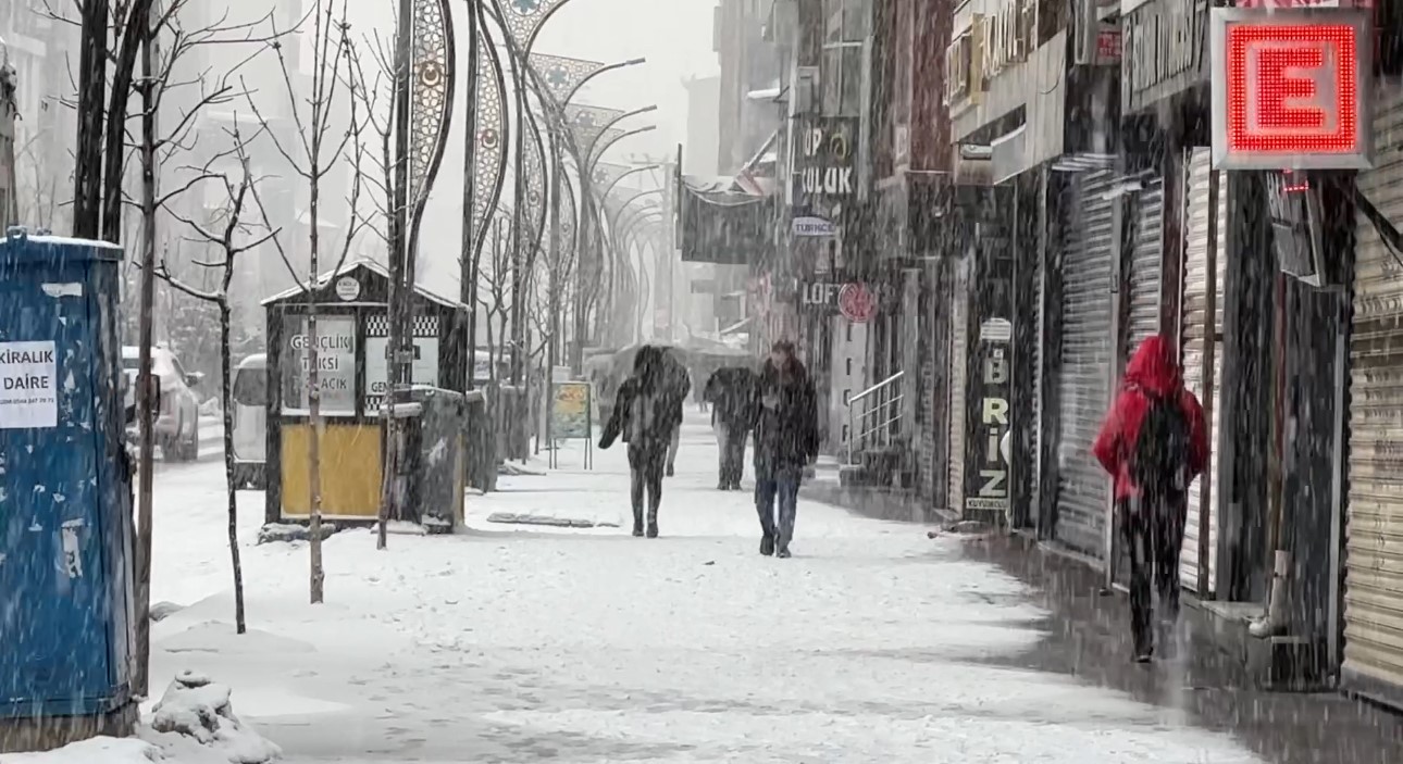 Yüksekova’da yoğun kar yağışı
