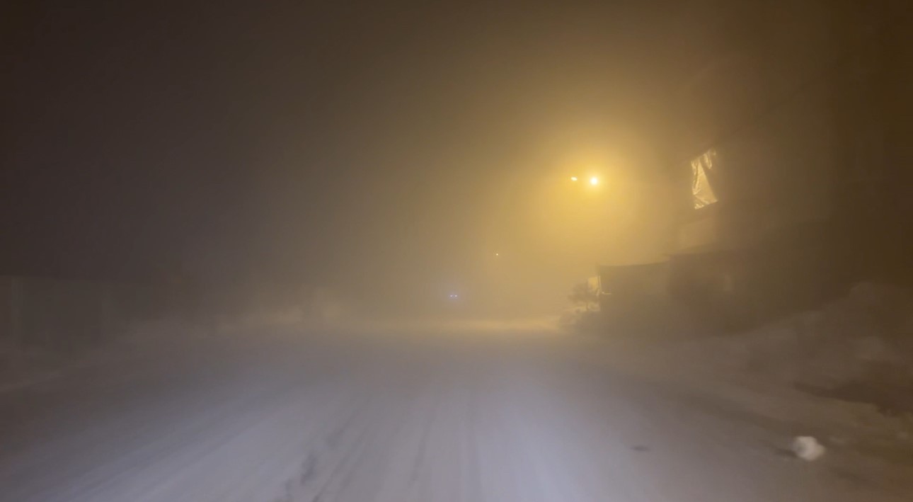Yüksekova’da yoğun sis görüş mesafesini 5 metreye düşürdü

