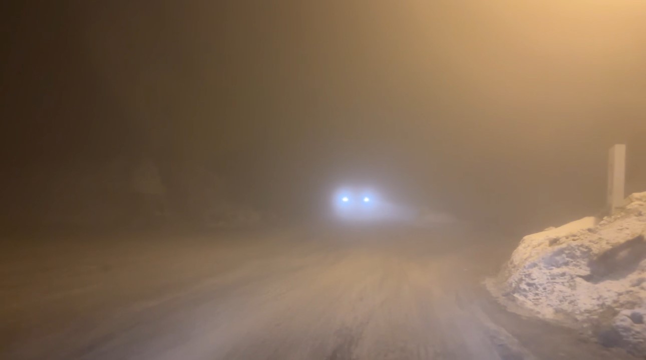 Yüksekova’da yoğun sis görüş mesafesini 5 metreye düşürdü

