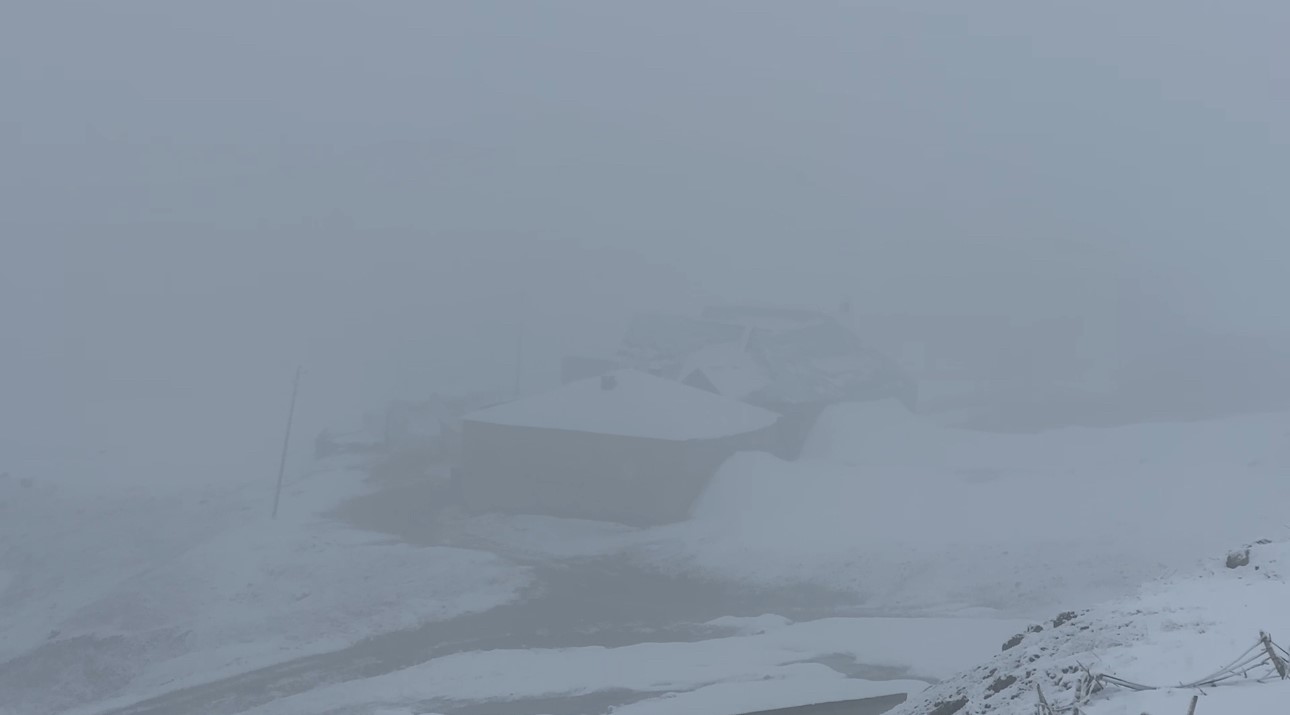 Yüksekova’da yoğun sis seyirlik görüntüler oluşturdu
