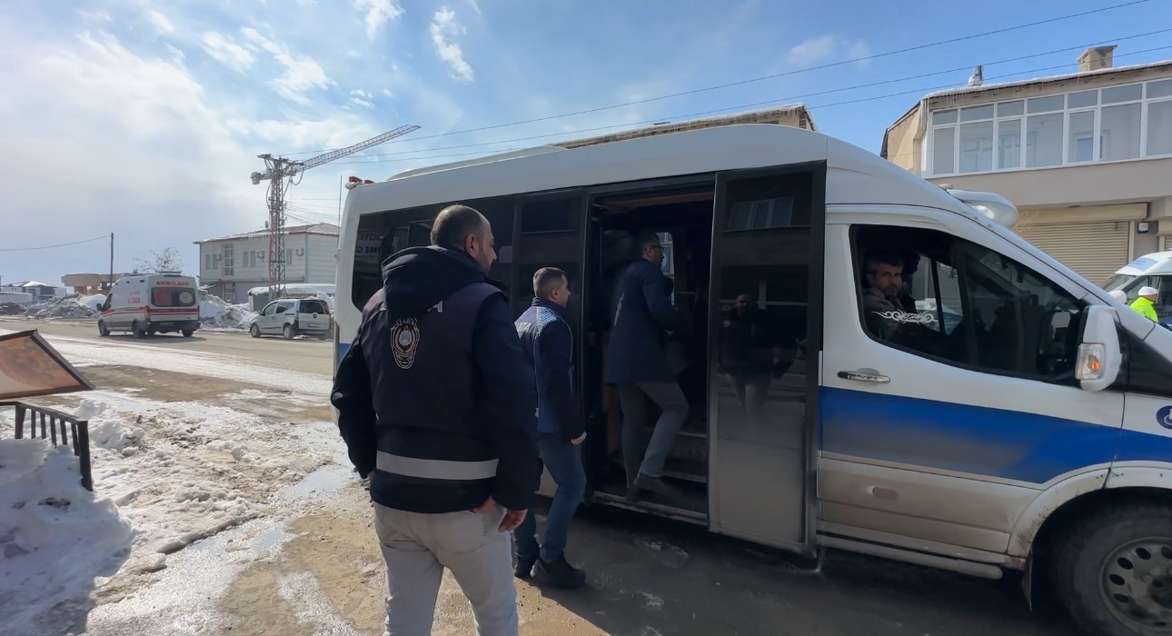 Yüksekova’da yolcu minibüsleri denetlendi
