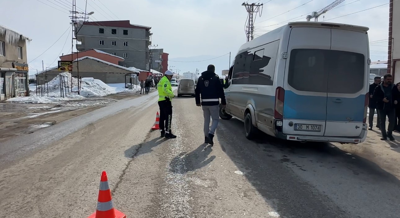 Yüksekova’da yolcu minibüsleri denetlendi
