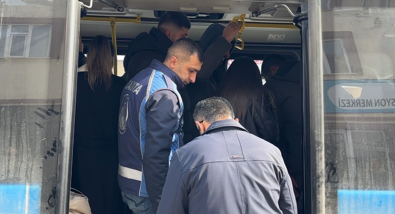 Yüksekova’da yolcu minibüsleri denetlendi
