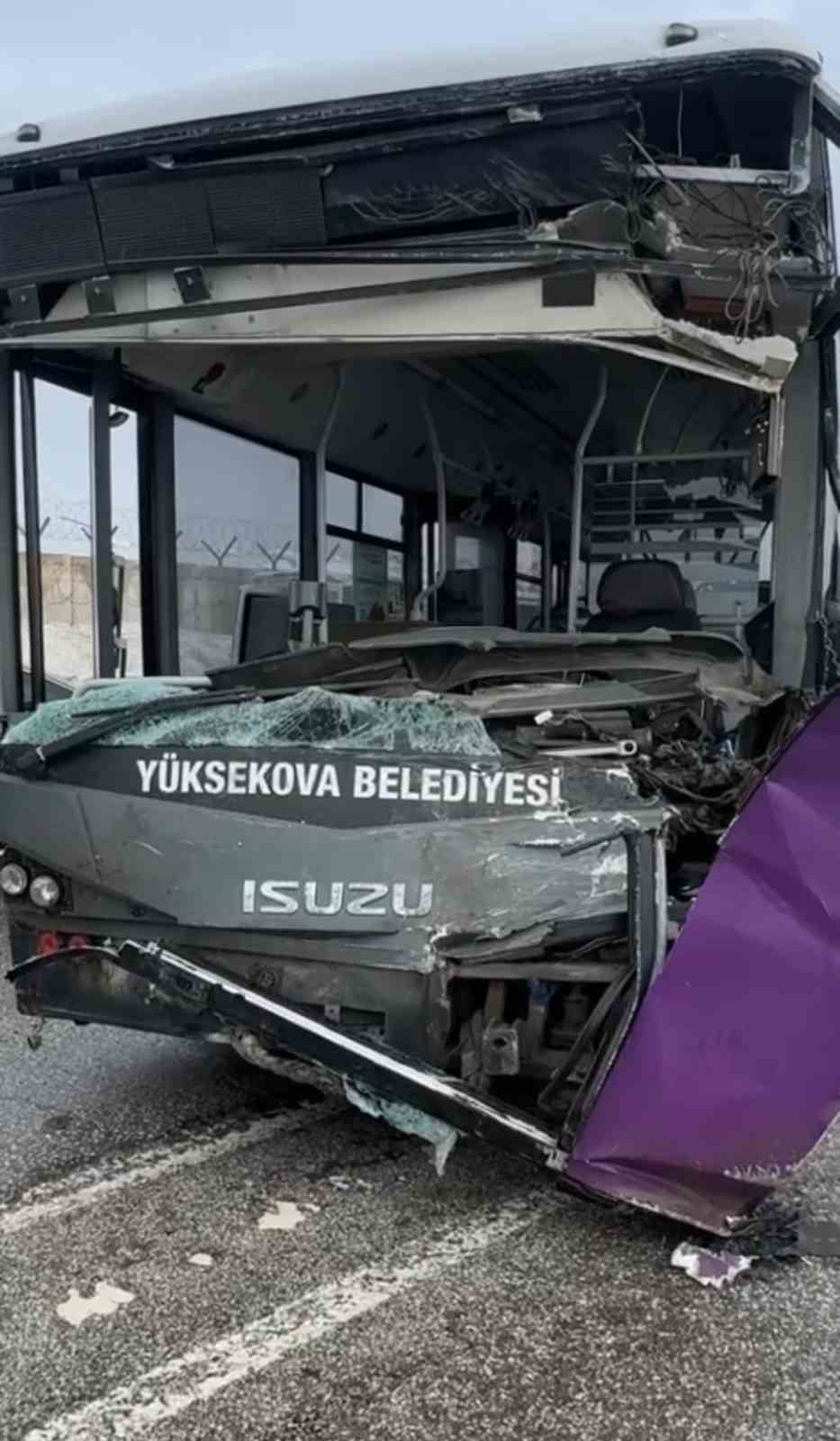 Yüksekova’da yolcu minibüsü ile otobüs çarpıştı: Çok sayıda yaralı var
