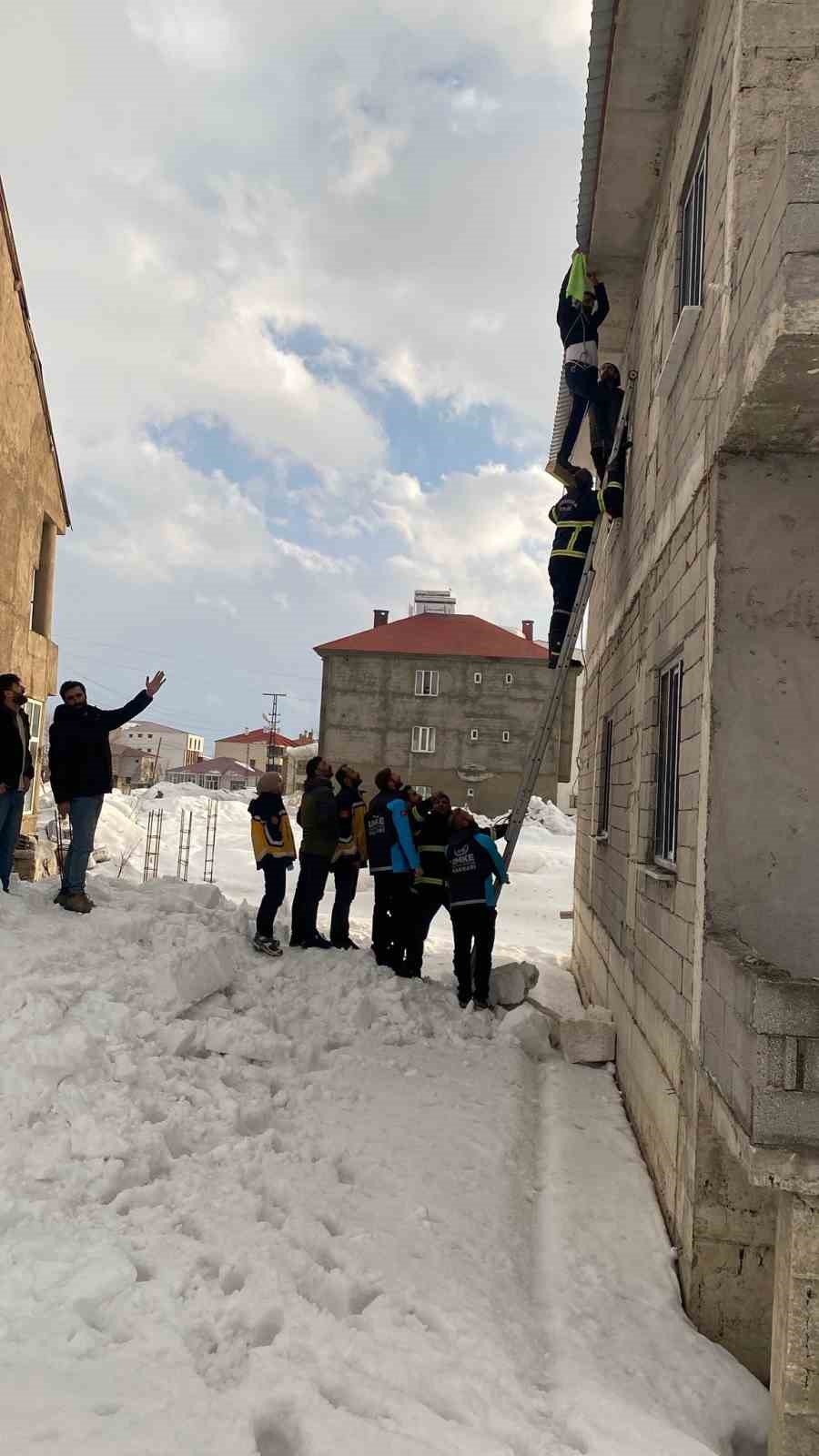 Yüksekova’da yürekleri ağza getiren kaza: Çatıda asılı kalan vatandaş kurtarıldı
