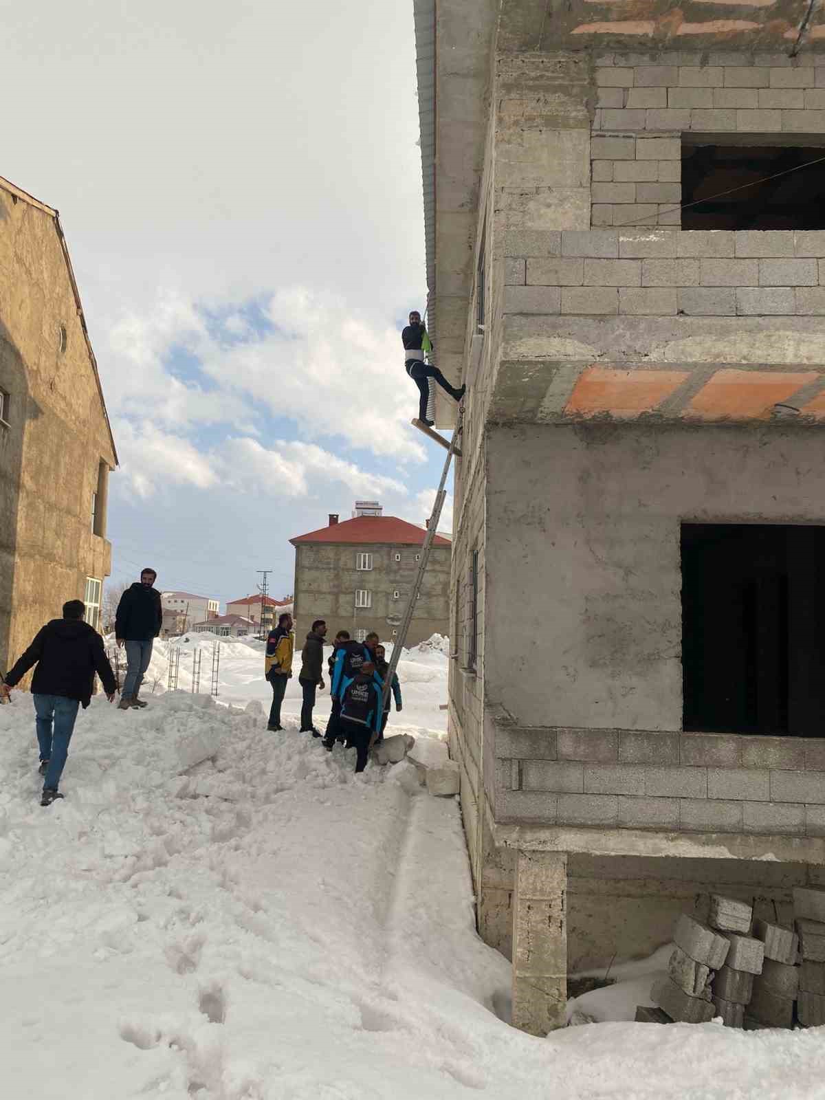 Yüksekova’da yürekleri ağza getiren kaza: Çatıda asılı kalan vatandaş kurtarıldı
