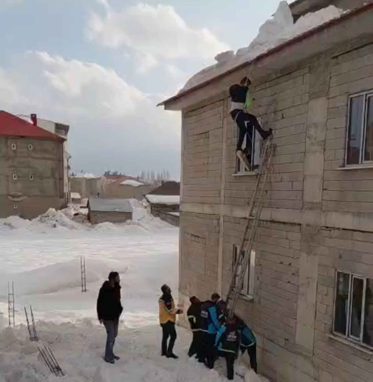 Yüksekova’da yürekleri ağza getiren kaza: Çatıda asılı kalan vatandaş kurtarıldı
