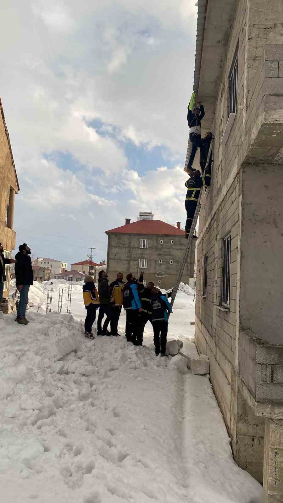 Yüksekova’da yürekleri ağza getiren kaza: Çatıda asılı kalan vatandaş kurtarıldı
