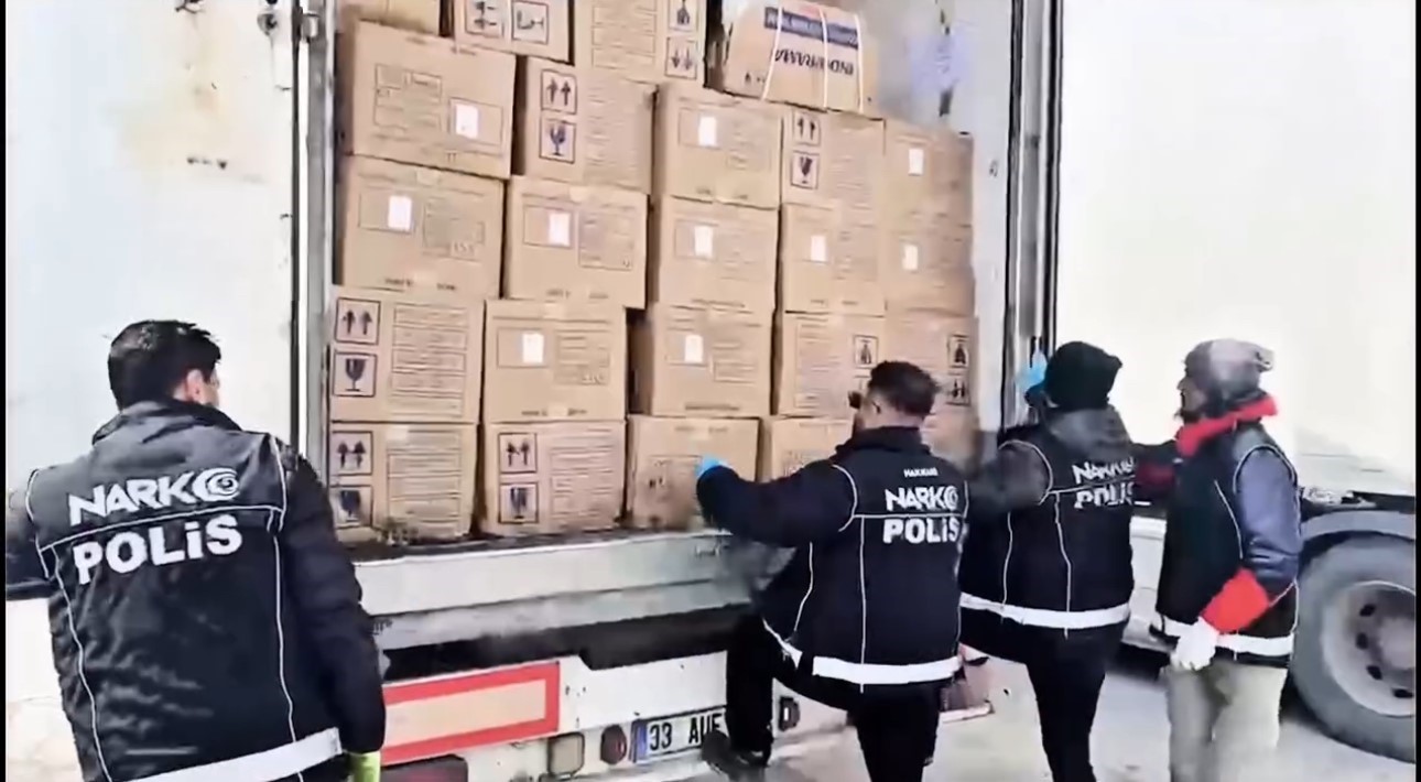 Yüksekova’da zehir tacirlerine ağır darbe: 211 kilogram uyuşturucu ele geçirildi
