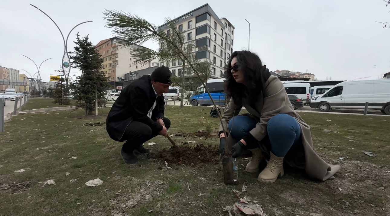Yüksekovalı girişimci kadın çevreye dikkat çekmek için fidan dikti
