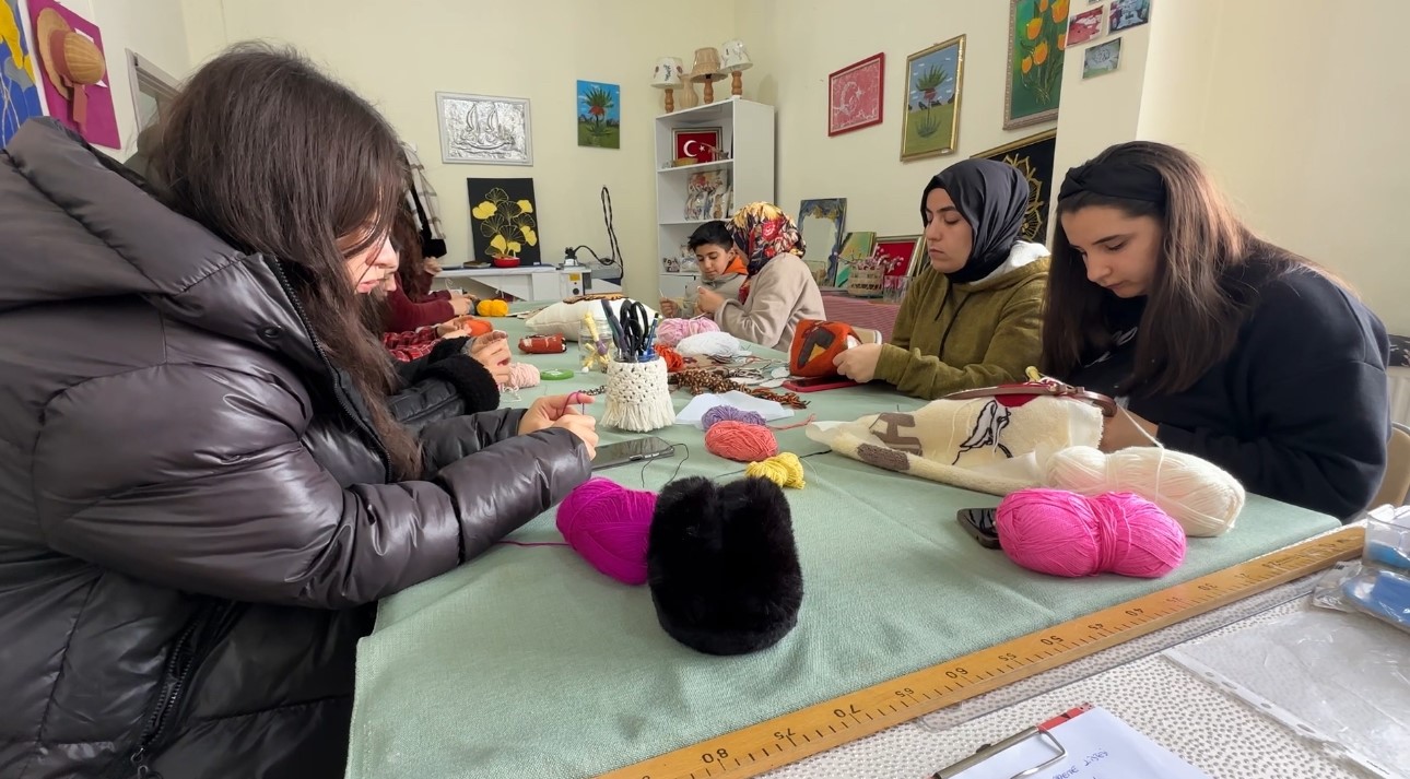 Yüksekovalı kadınlar hem meslek öğreniyor hem geleceğe hazırlanıyor

