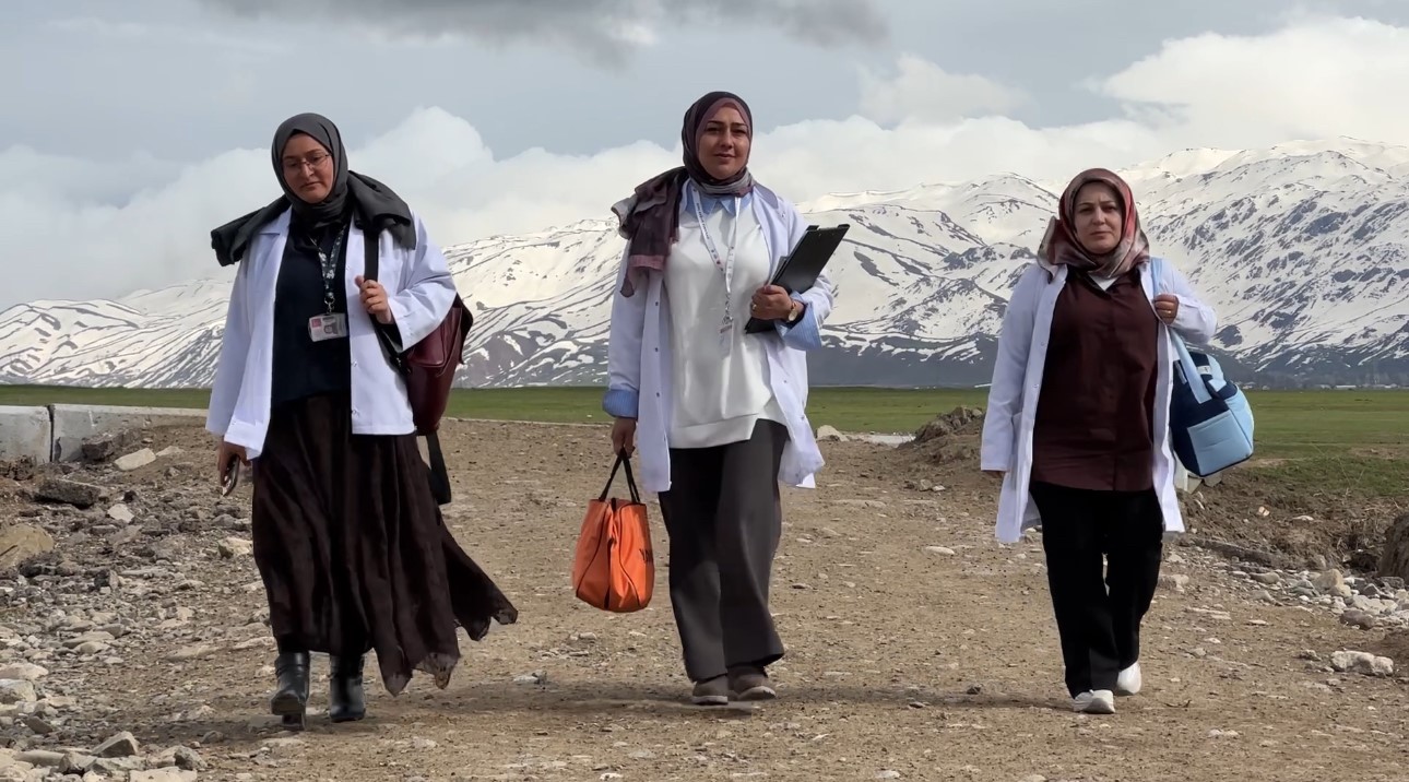 Yüksekova’nın fedakar ebeleri gebeler için yollarda
