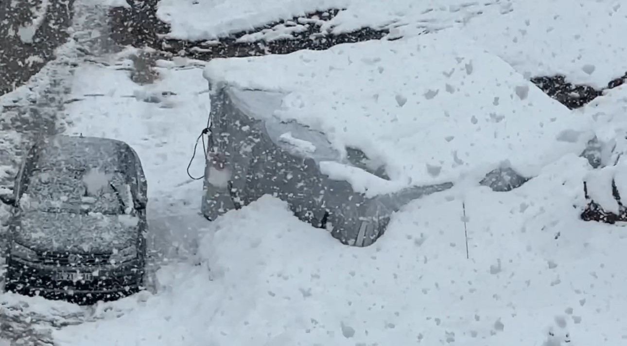 Yüksekova’ya kış geri geldi
