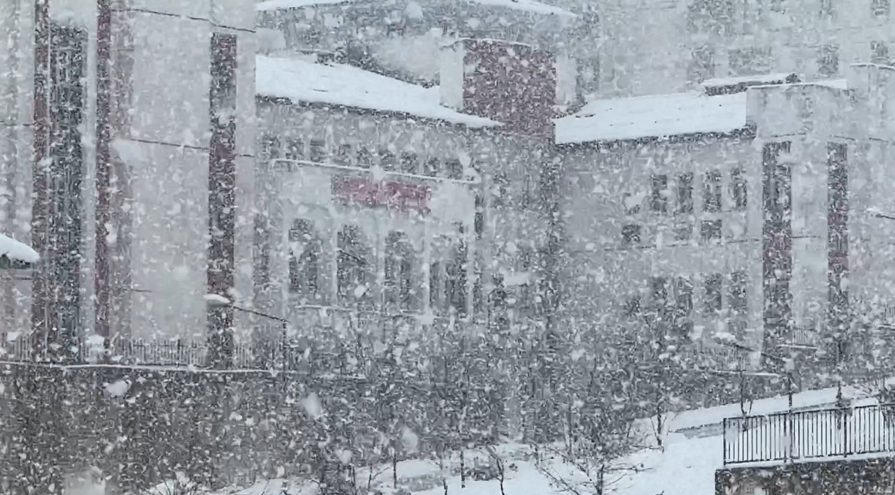 Yüksekova’ya kış geri geldi
