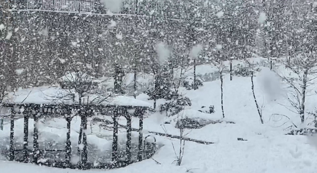 Yüksekova’ya kış geri geldi
