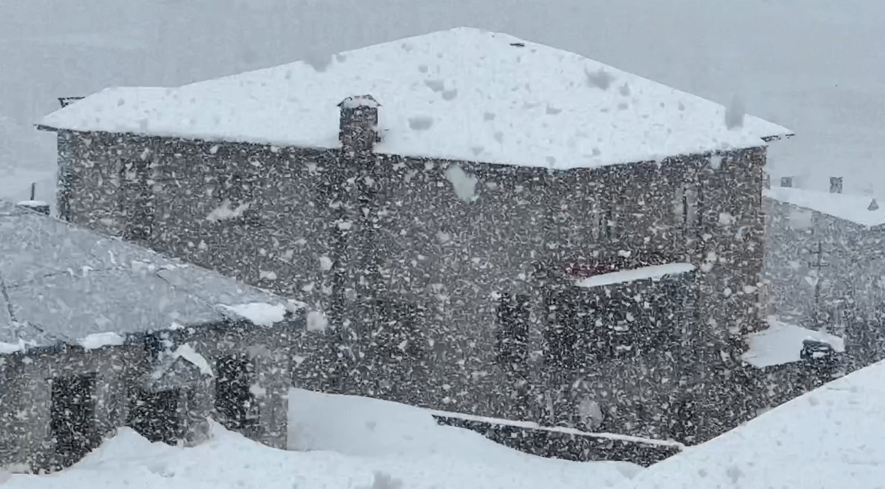 Yüksekova’ya kış geri geldi
