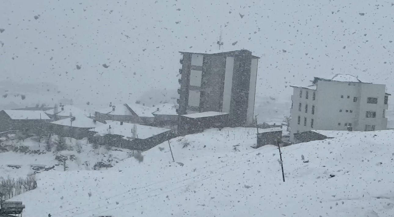 Yüksekova’ya kış geri geldi
